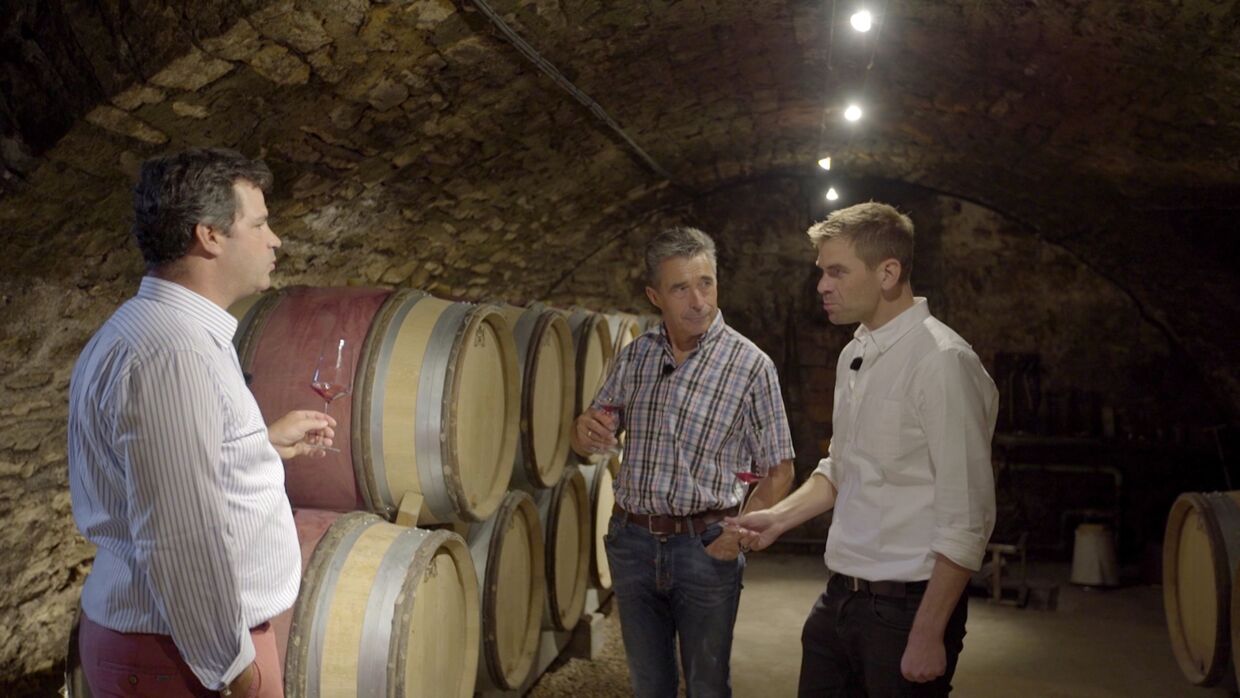 Anders Fogh Rasmussen og Morten Brink Iwersen under et besøg hos greve Louis Michel Liger-Belair, der er en af verdens mest fashionable vinproducenter i 'Skål for Europa' på DR 2.
