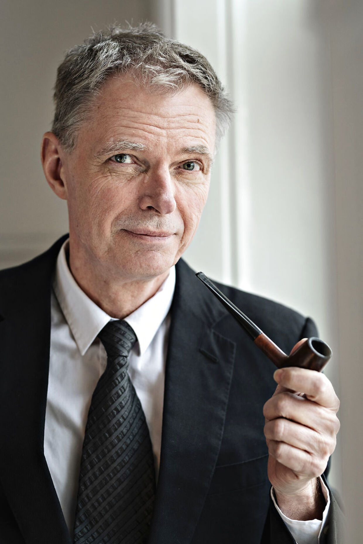 »Jeg har røget pibe, siden jeg var 15,« siger Klaus Riskær Pedersen - som nu vil i Folketinget med sit nye parti.