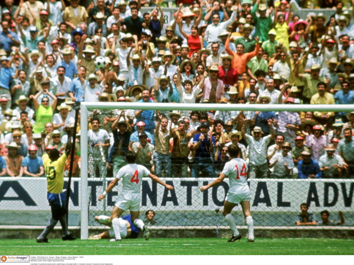Pelé i gult med nummer 10 med armene i vejret. Men Gordon Banks (i blå trøje) formåede at redde Pelés hovedstødsforsøg. 'The Greatest Save of All Time'.