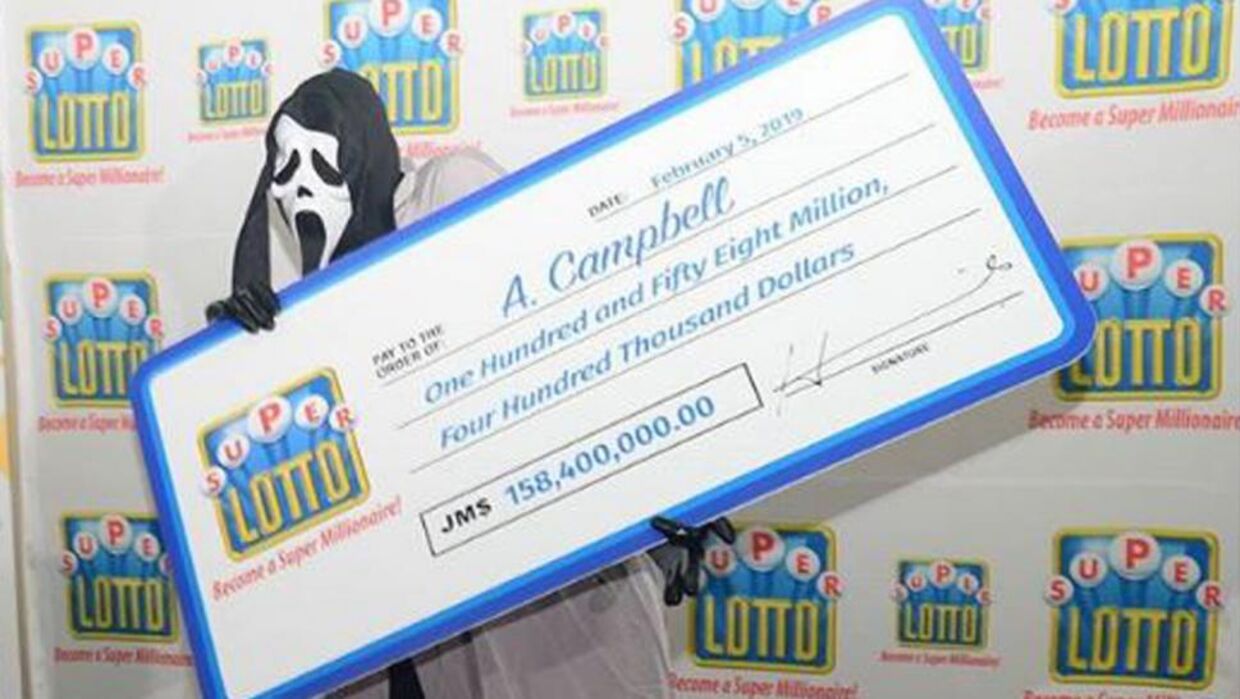 En lottovinder valgte sidste uge at inkassere sin gevinst iført lang frakke og Ghostface-maske.