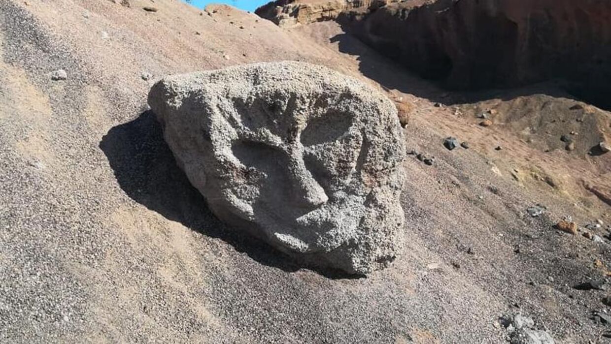 Det er et voksende problem på de kanariske øer - i særdeleshed Tenerife og Gran Canaria - at turisterne smadrer naturen. De skærer eksempelvis ansigter i sten og klipper. 