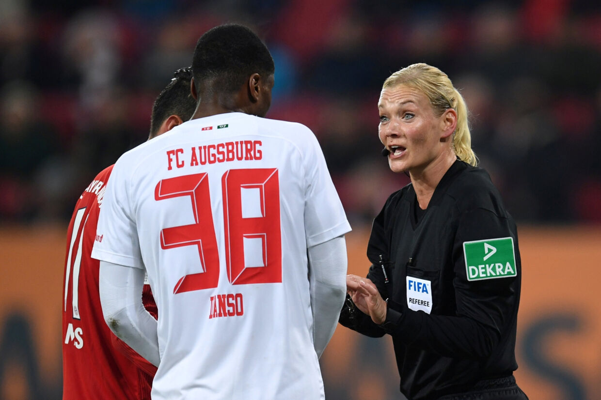 Fodbolddommer Bibiana Steinhaus dømte kampen i den tyske Bundesliga mellem Bayern München og Augsburg fredag aften. Hun blev i efteråret 2017 den første kvindelige dommer til at dømme i mændenes bedste liga i Tyskland. Andreas Gebert/Reuters