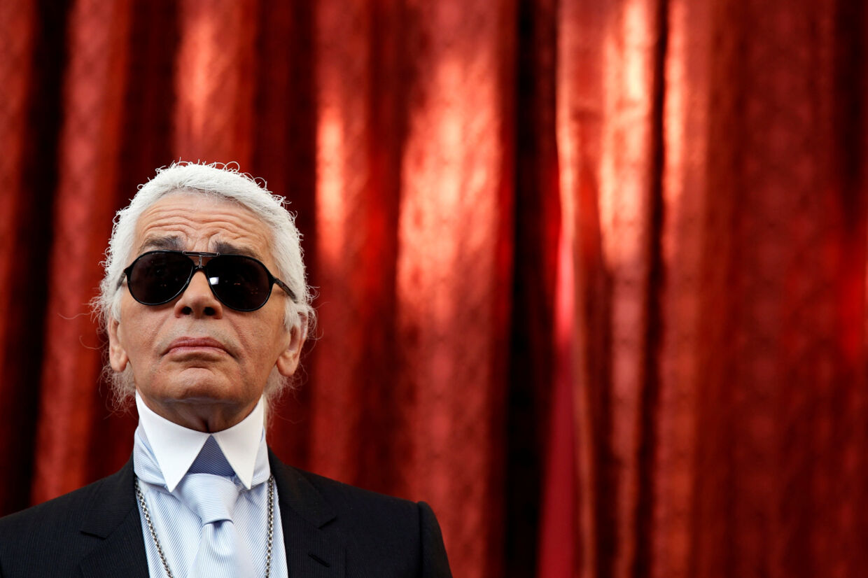 Karl Lagerfeld som man kender ham. Med store solbriller, sort jakkesæt og det hvide hår trukket tilbage i en lille hestehale. Jacky Naegelen/Reuters