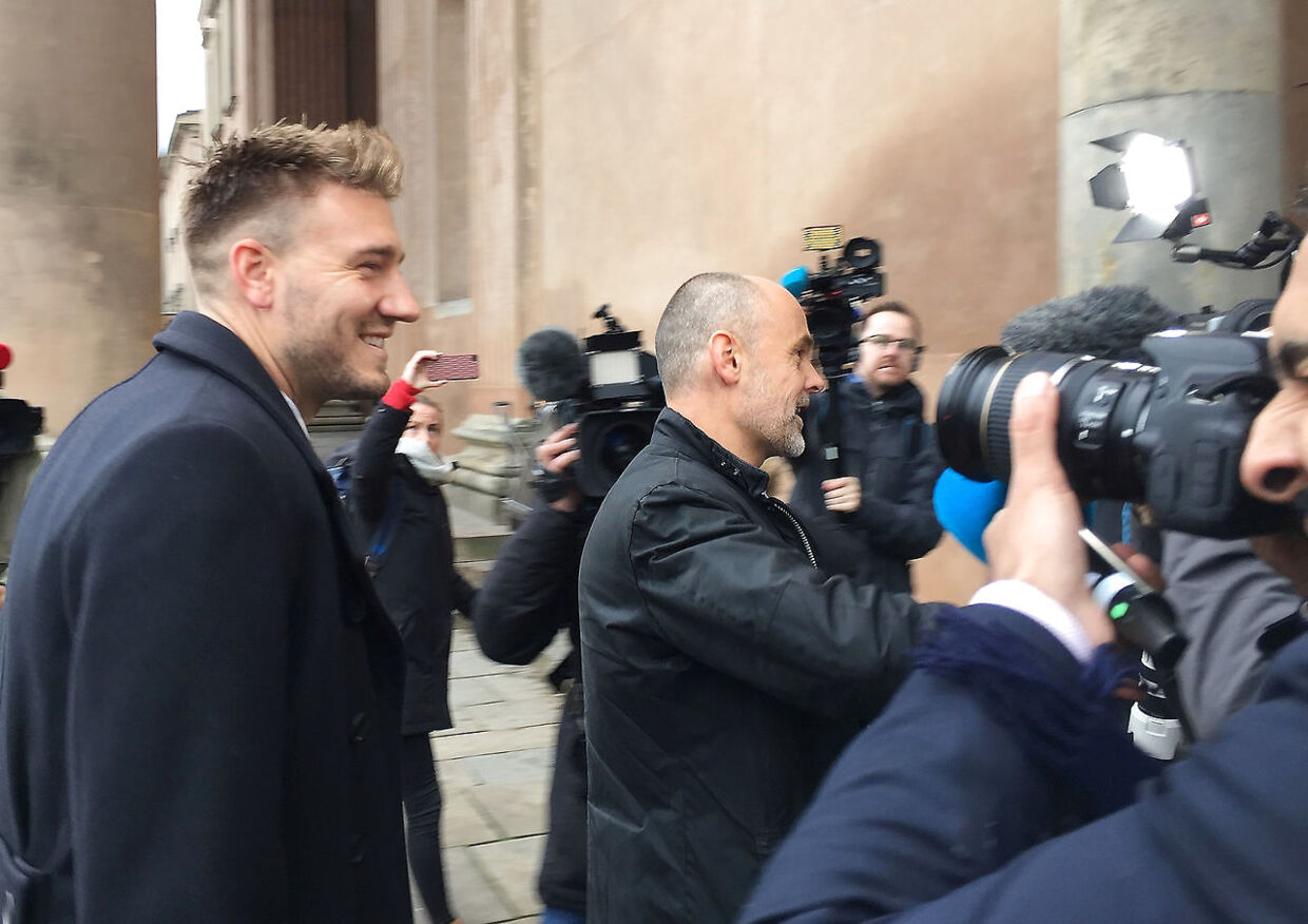 Nicklas Bendtner ankommer til Københavns Byret sammen med sin advokat Anders Neméth 2. november 2018. REUTERS/Emil Gjerding Nielson