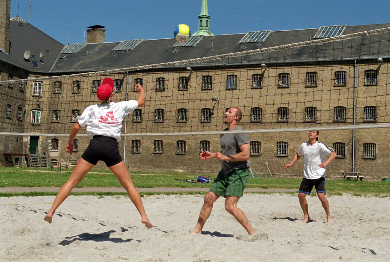 Arkiv. Fanger i Vridsløselille Statsfængsel spiller beach-volley.