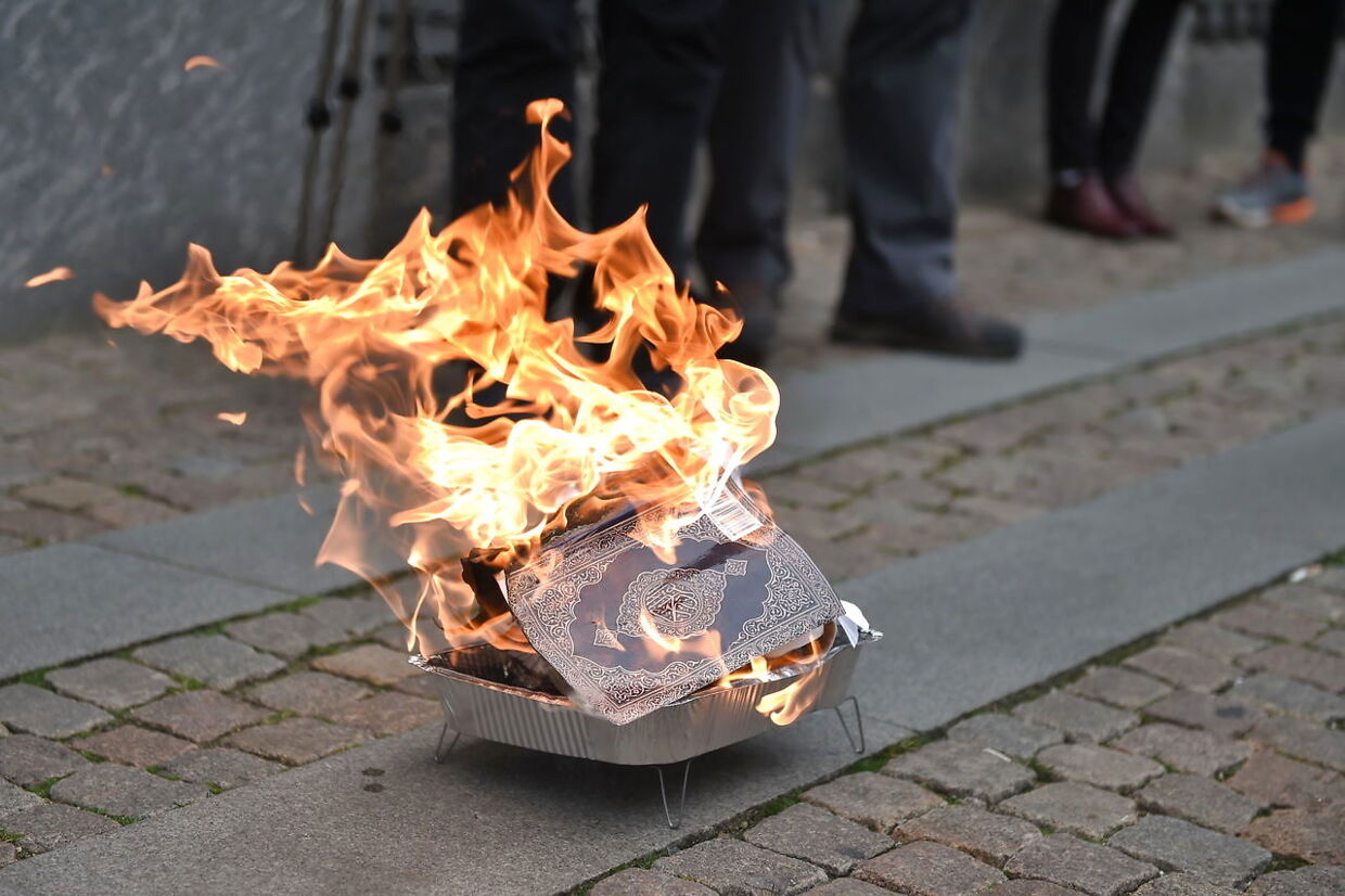 On March 22nd 2019 Islam critic Rasmus Paludan and his party burned the Quran in protest outside Christiansborg Palace. This happened at the same time as the muslim organization Hizb ut Tahrir hosted a Friday Prayer outside the Parliament Building commemorating the victims of the New Zealand Mosque attacks. . (Foto: Liselotte Sabroe/Ritzau Scanpix)