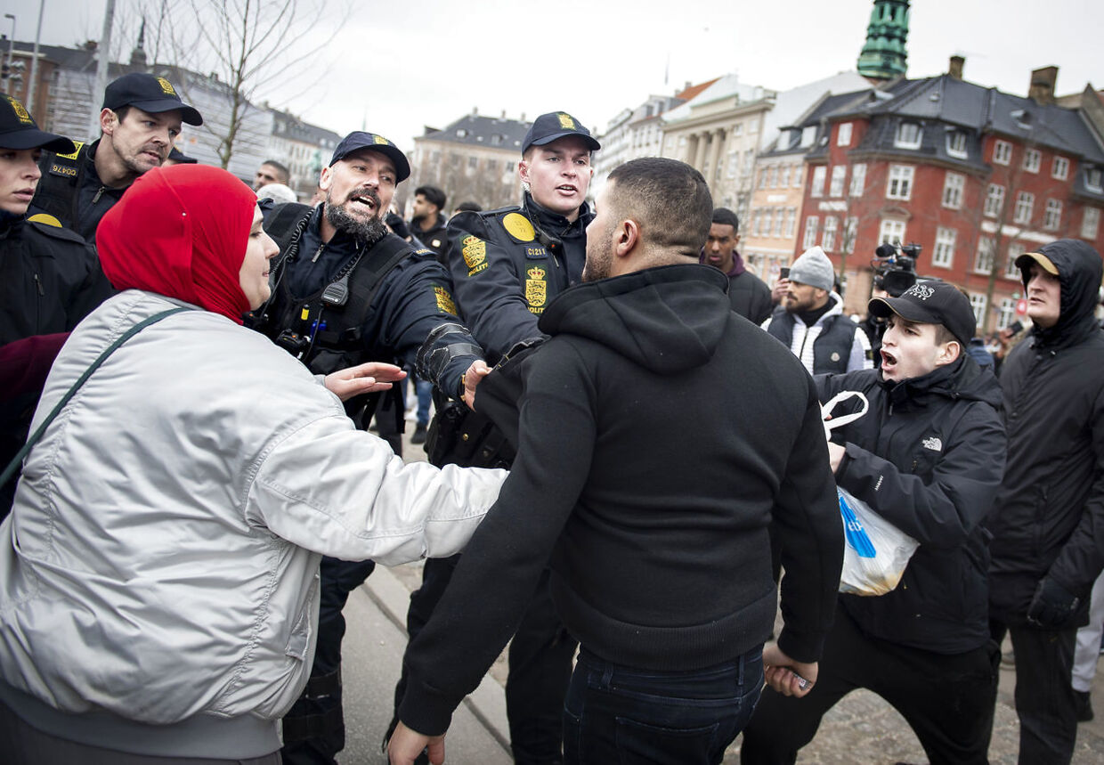 Politiet beskytter Rasmus Paludan i forbindelse med koranafbrænding på Christiansborg Slotsplads.