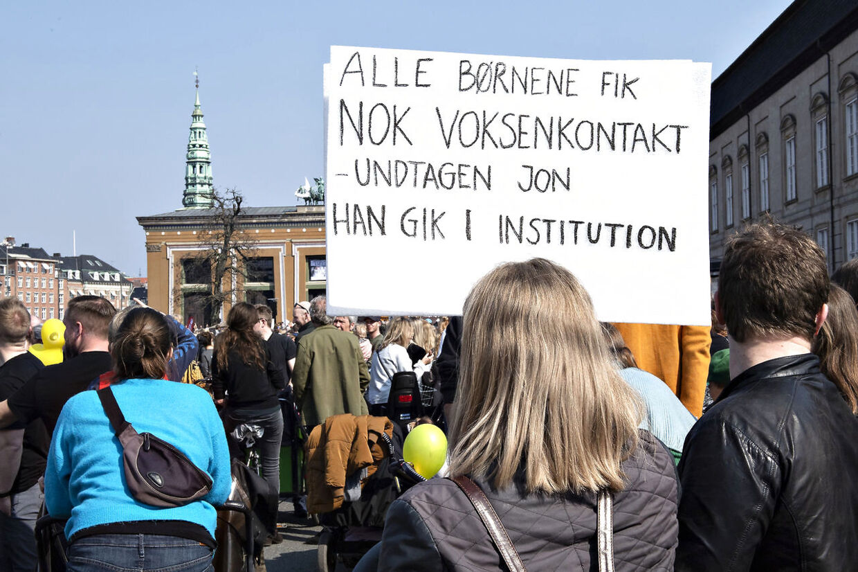 Lørdag demonstrerer forældre i over 50 forskellige byer i landet for at kræve, at der sættes et loft over, hvor mange børn der må være for hver voksen i børnehaver og vuggestuer. Bertel Thorvaldsens Plads i København, lørdag den 6. april 2019.