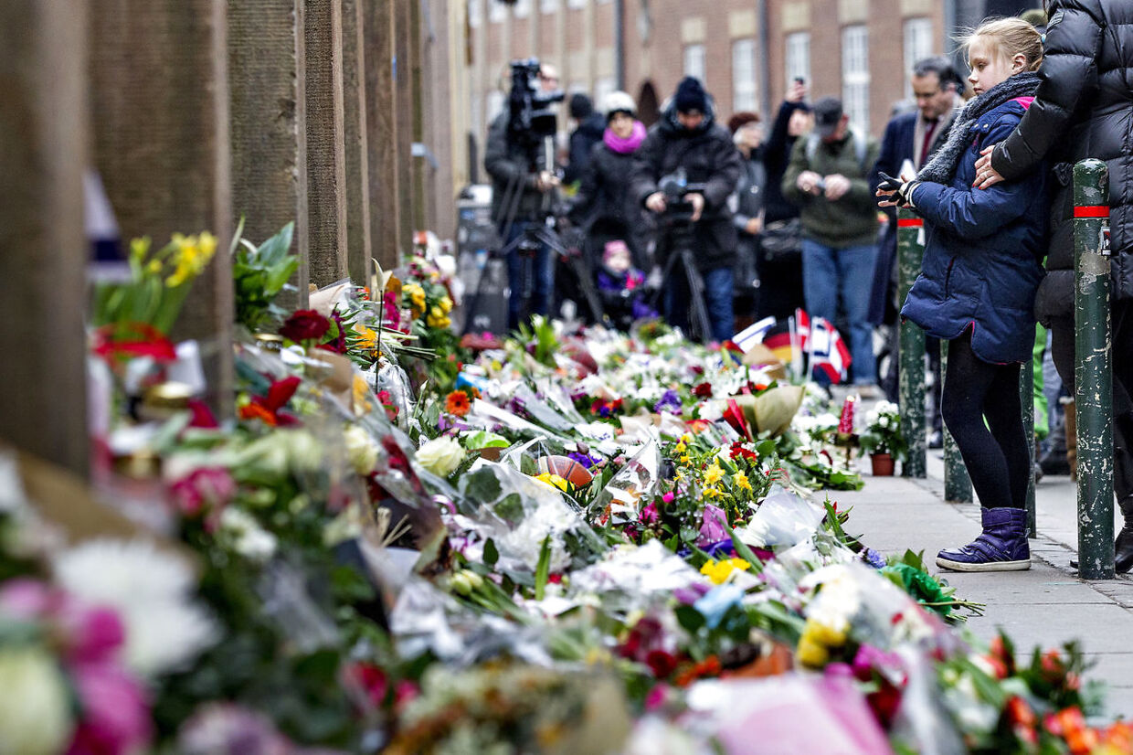 ARKIVFOTO 2015 af blomster foran Synagogen i Krystalgade i København efter skudattentater i februar- - Se RB 3/2 2016 17.16. Fire er tiltalt for terror ved dræbende skud ved synagogen. Anklagemyndigheden vurderer, at fire mænd gjorde sig skyldig i terror ved at hjælpe Omar el-Hussein.De nægter. (Foto: Bax Lindhardt/Scanpix 2016)