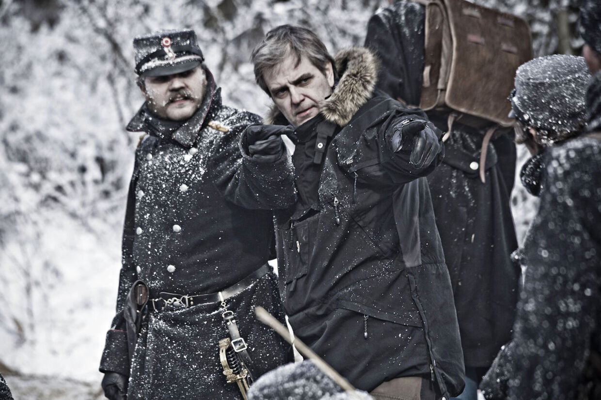Ole Bornedal instruerer Pilou Asbæk i nogen af de brutale slagscener, hvoraf nogle kan opleves næste søndag i hans dramaserie '1864', hvor seerne hænger på trods lunkne anmeldelser og massiv politisk kritik fra DF.