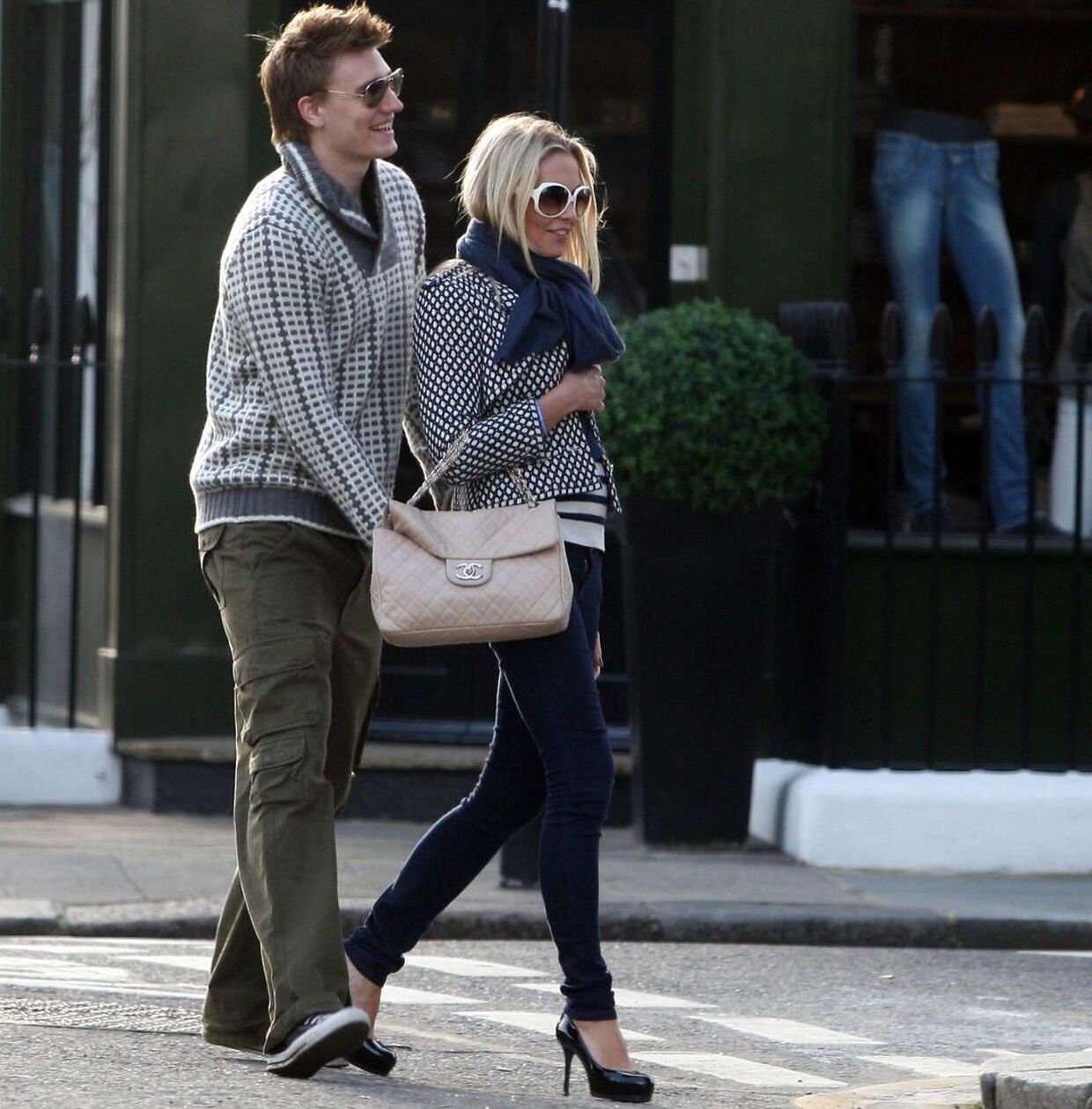 Her ses Nicklas Bendtner og Caroline Fleming i London.