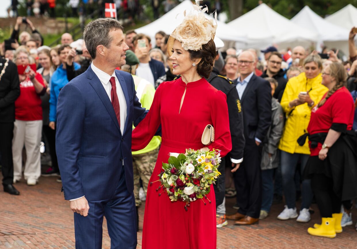 Kronprins Frederik og Kronprinsesse Mary deltog i markering af 800-året for Dannebrogs fald.