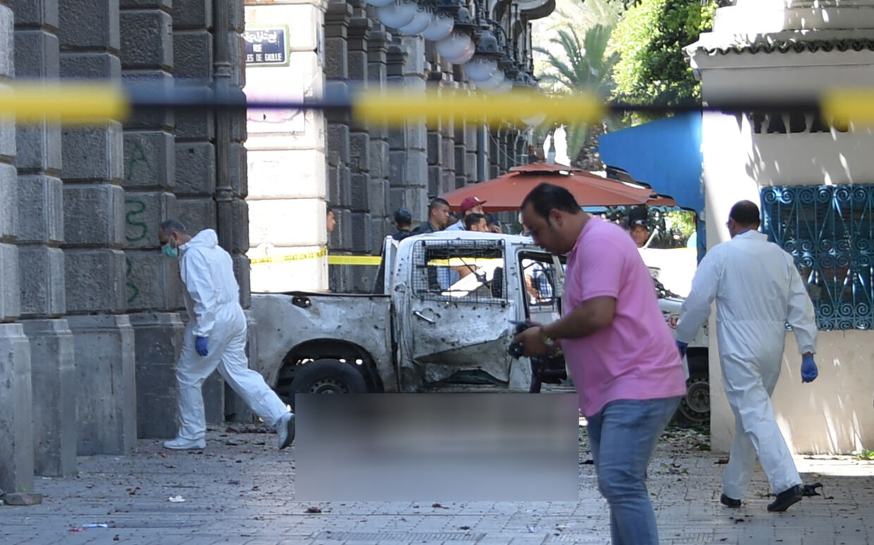 En selvmordsbomber har udløst en eksplosion omkring 100 meter fra den franske ambassade i Tunesien.