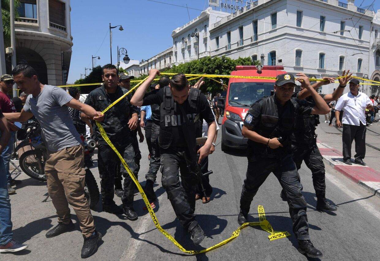 Tunesisk politi er massivt til stede ved eksplosionsstedet. 