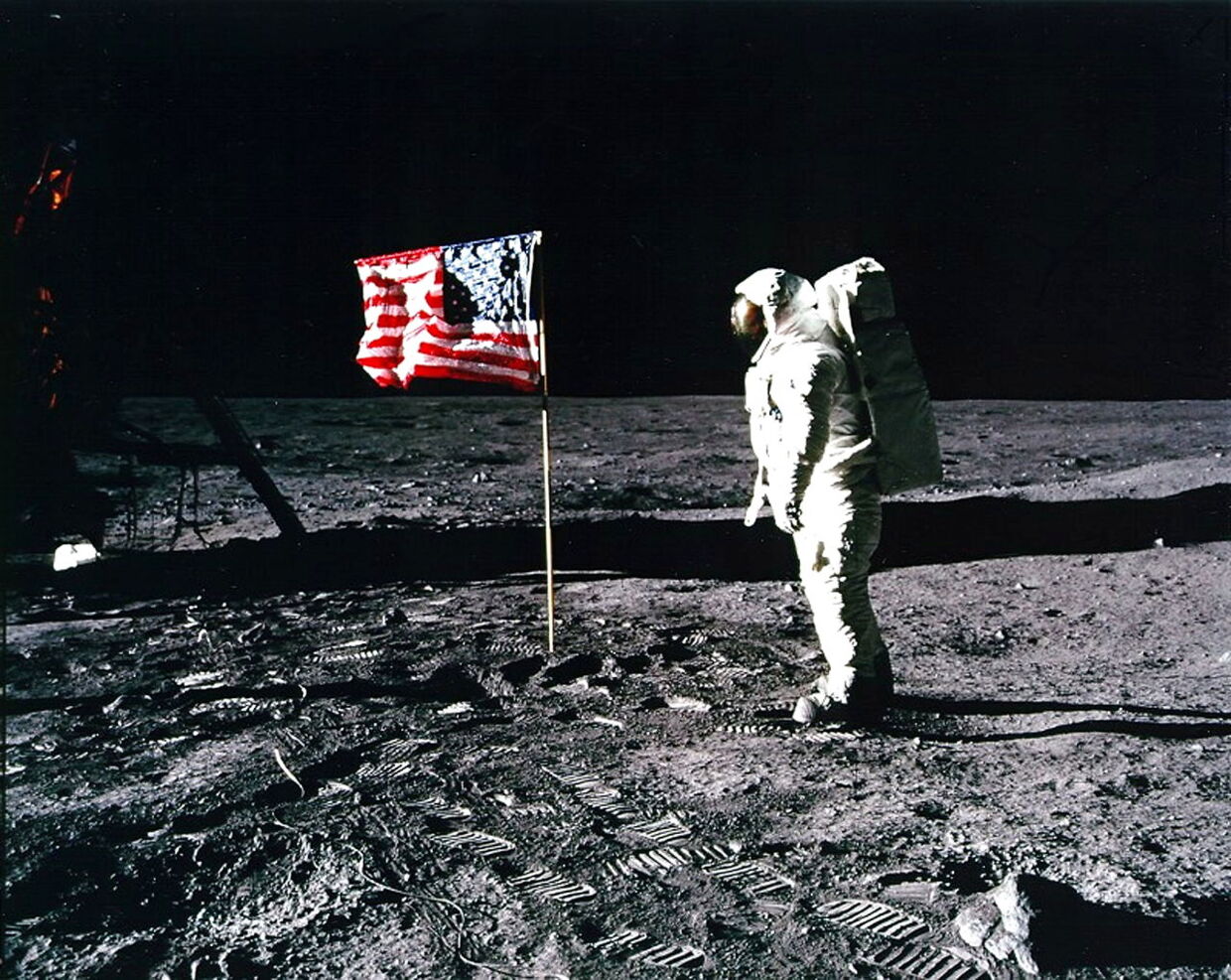 Edwin 'Buzz' Aldrin planter det amerikanske flag på månen den 20. juli 1969. 