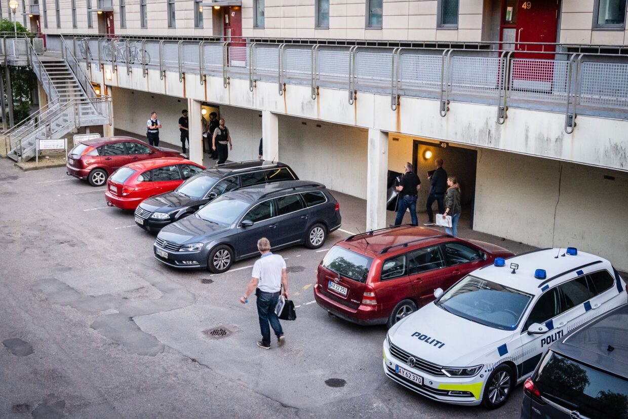 Et øjenvidne fortæller til B.T. at kampklædte betjente med maskinpistoler og civile betjente er massivt tilstede ved en boligblok i Bispehaven i Aarhus.