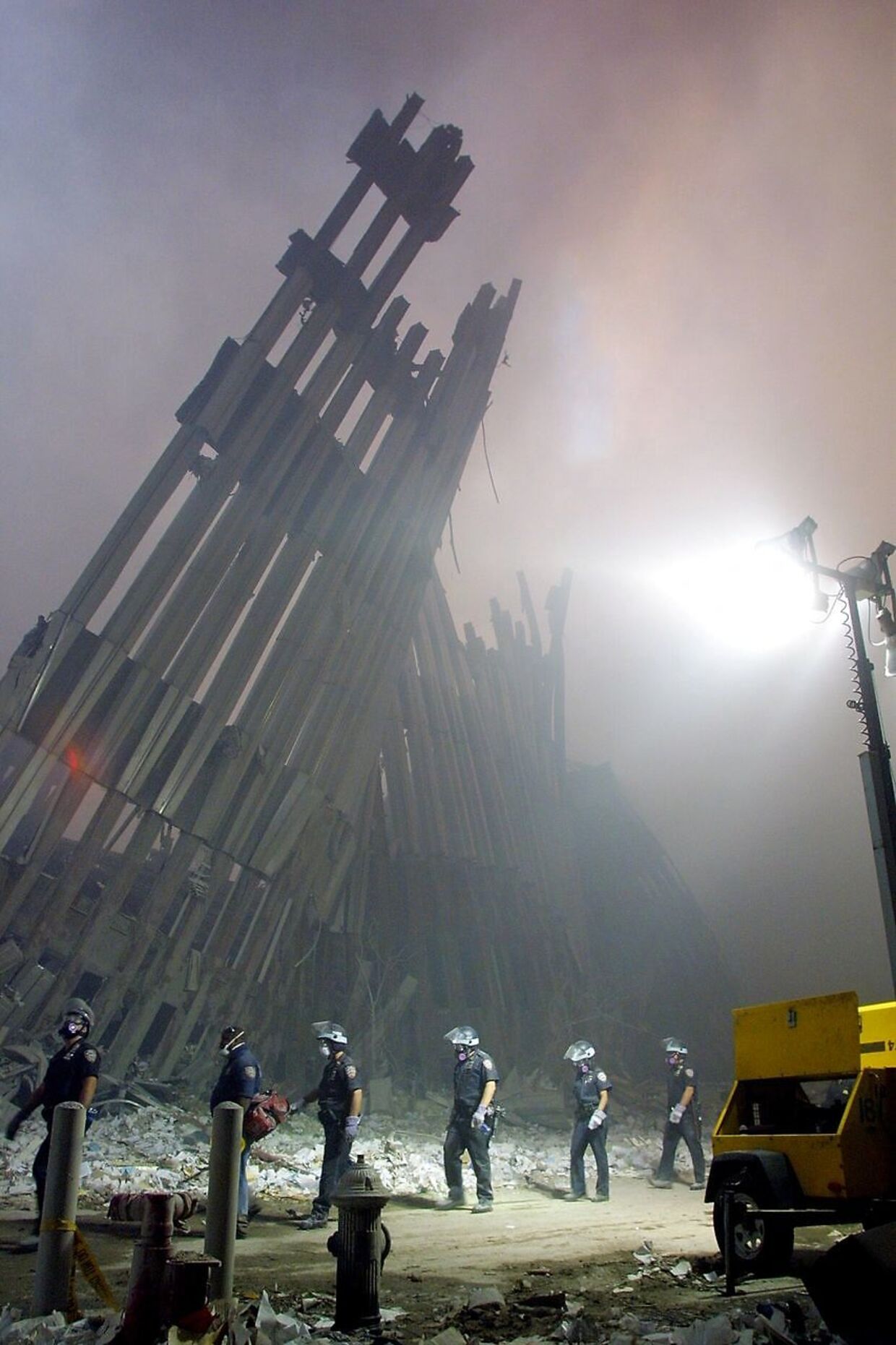 På dette foto, taget 11. september 2001, baner brandmænd sig vej gennem murbrokkerne efter World Trade Centers kollaps.