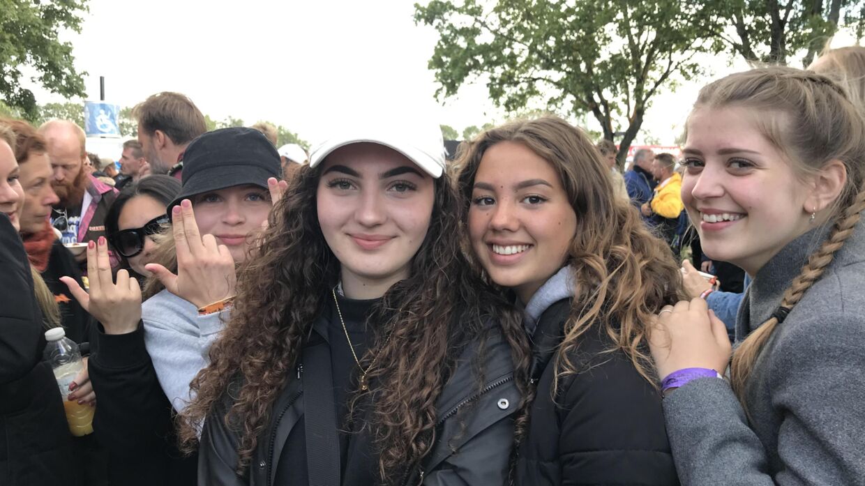 I midten 15-årige Lara Abidi (med kasketten) omgivet af sine veninder.