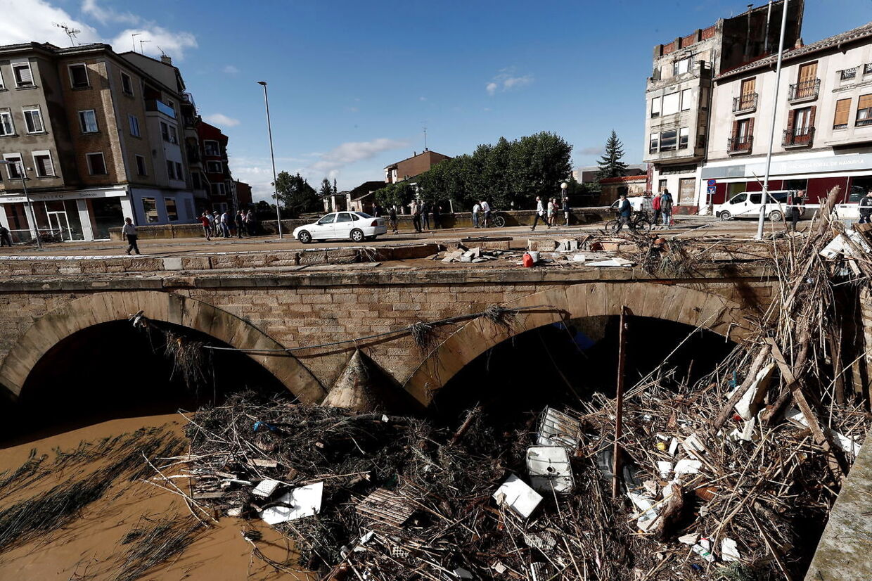 En bro i byen Tafalla i Spanien efter de voldsomme oversvømmelser.