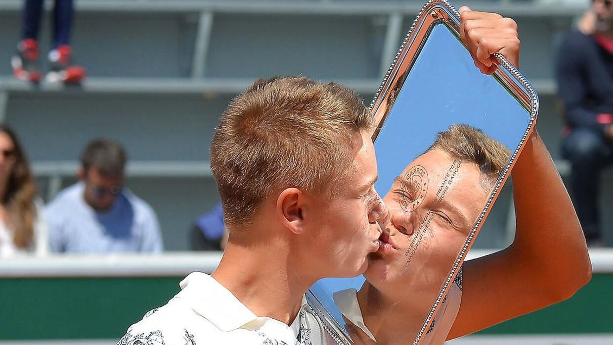 Holger Rune ved præmieoverrækkelsen efter at have vundet drengesinglefinalen ved French Open i Paris.