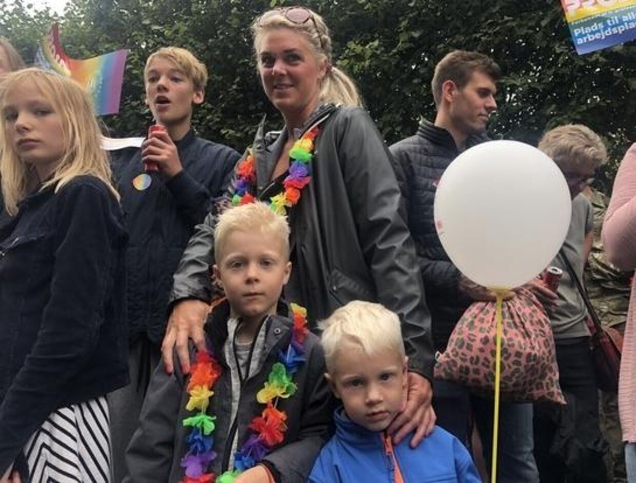 Syvårige Mikkel og fireårige Oliver var sammen med mor Hanne med på sidelinjen, da Pride-paraden begav sig ud på den 3,3 kilometer lange rute.