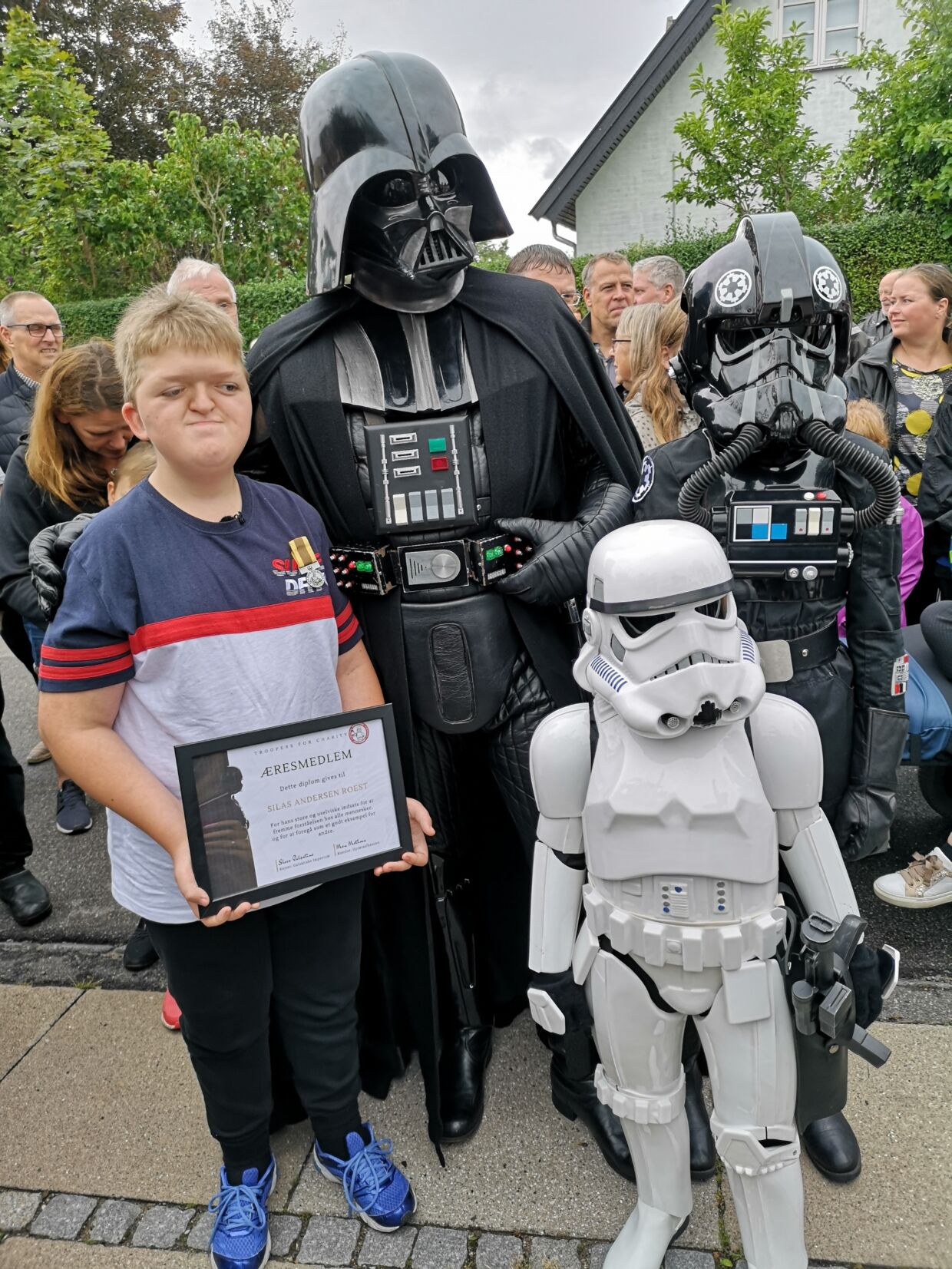 Trooppers For Charity er frivillige Star Wars entusiaster, der støtter udsatte børn og unge. Her holder de fest for 12-årige Silas. 