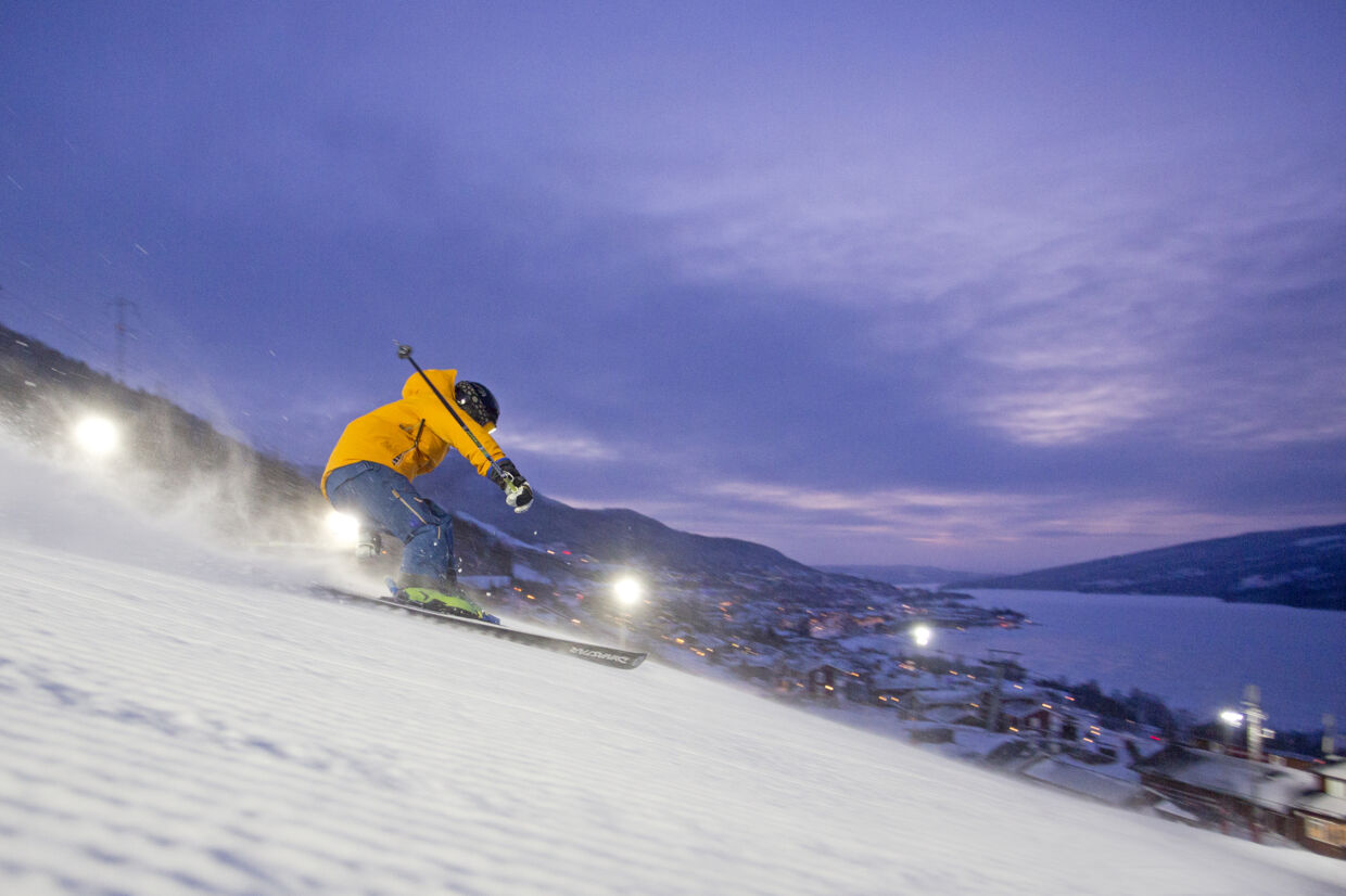 Alpint skiløb ved aftentide er en superflot oplevelse - som du kan få i vores naboland. (Foto: Åre, Karl Hägglund)