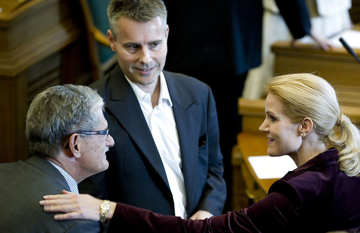 Socialdemokraternes Henrik Sass Larsen (im), Helle Thorning-Schmidt og Mogens Lykketoft (tv) ved en folketingssamling i 2011