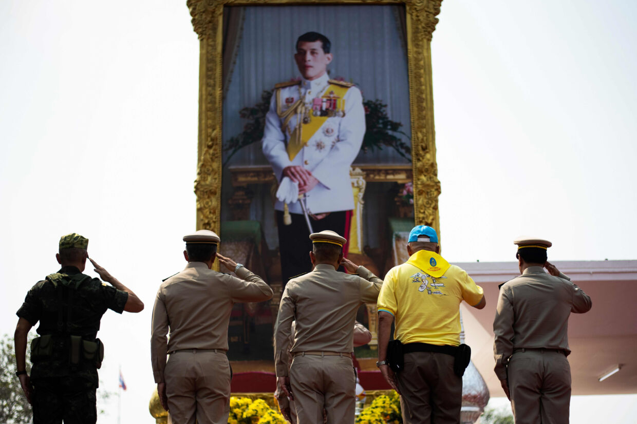 Fem personer, heriblandt Thailands premierminister og hærchef, gør honnør i retning af et billede af Thailands konge, Maha Vajiralongkorn. (Arkivfoto) Jewel Samad/Ritzau Scanpix