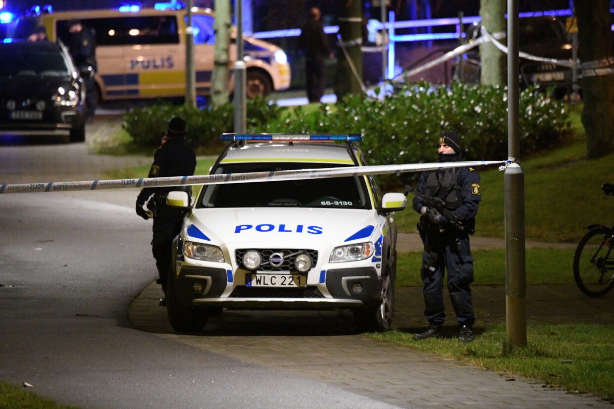 Det svenske politis bombeenhed er i løbet af årets første ti måneder rykket ud til 100 eksplosioner, skriver det norske nyhedsbureau NTB. Billedet her er fra januar 2018, efter at en genstand eksploderede nær en politistation i Rosengård i Malmø. Tt News Agency/Reuters