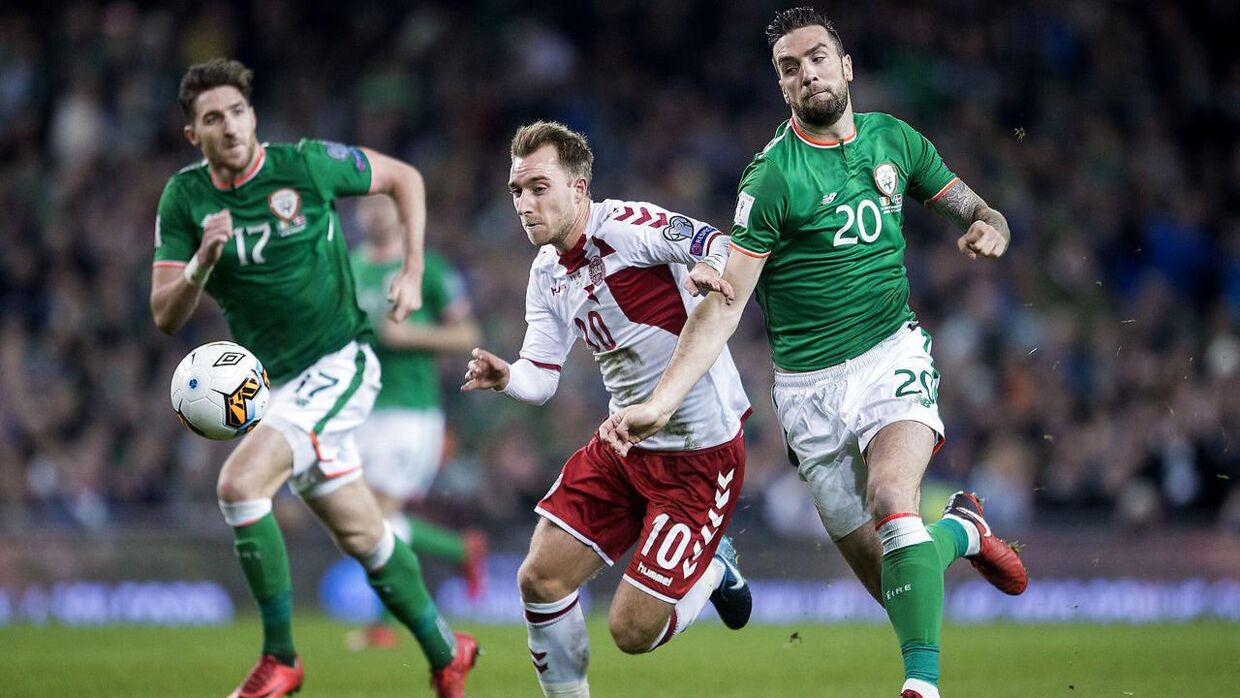Christian Eriksen løber mellem Irlands Shane Duffy og Stephen Ward i VM kvalifikationskampen mellem Irland-Danmark på Aviva Stadion i Dublin. 