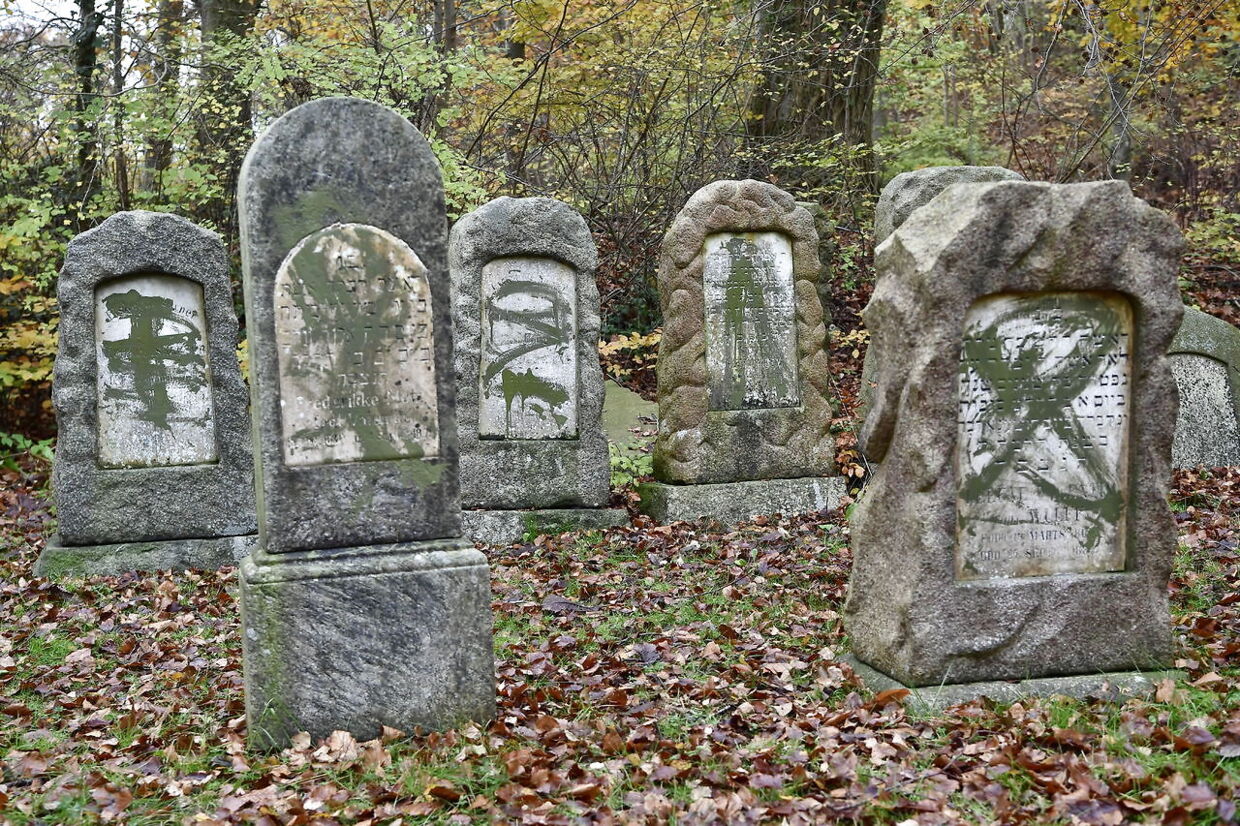 Flere end 80 gravsten var malet med grøn graffiti, og enkelte gravstene var væltet på gravpladsen, der ligger på Østre Kirkegård i Randers søndag den 10. november 2019 Væltede gravsten og gravsten overhældt med grøn maling var det syn, der mødte folk, som lørdag eftermiddag besøgte den jødiske gravplads i Randers.. (Foto: Bo Amstrup/Ritzau Scanpix)