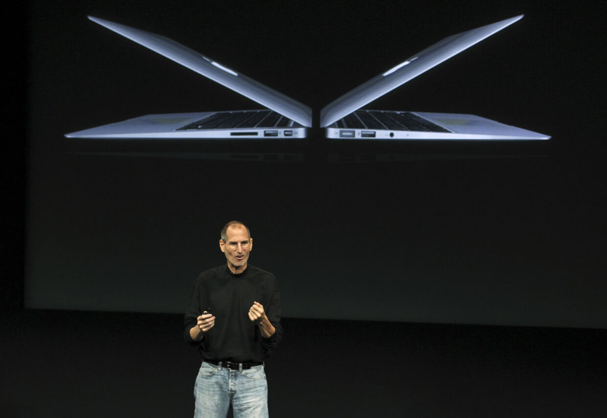 Steve Jobs fremviser den nye MacBook Air.