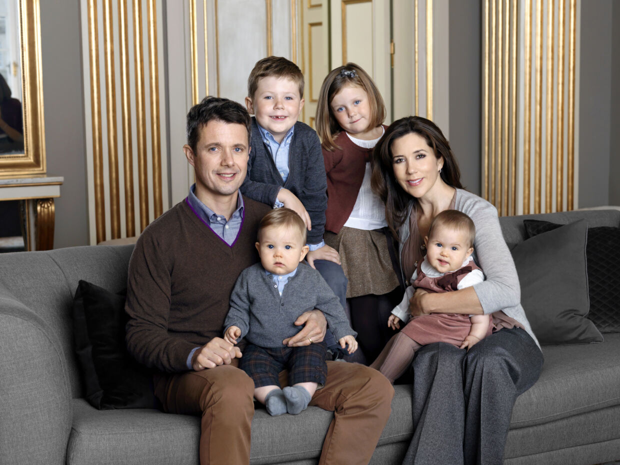 Det seneste familiefoto af den Kronprinsparret og børn.