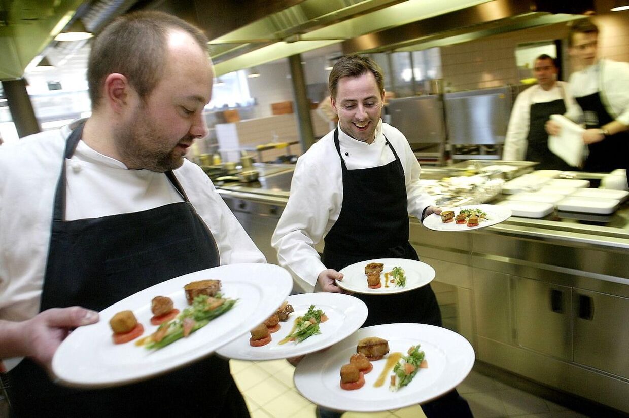 Munkebo Kros køkkenchef Thomas Pasfall (til højre) og hans assistent bærer forretten ind til smagsdommerne , da Danske Madanmeldere onsdag marts 3, 2004 afholdt konkurrencen Årets Ret på Hotel- og Restaurantskolen i København.