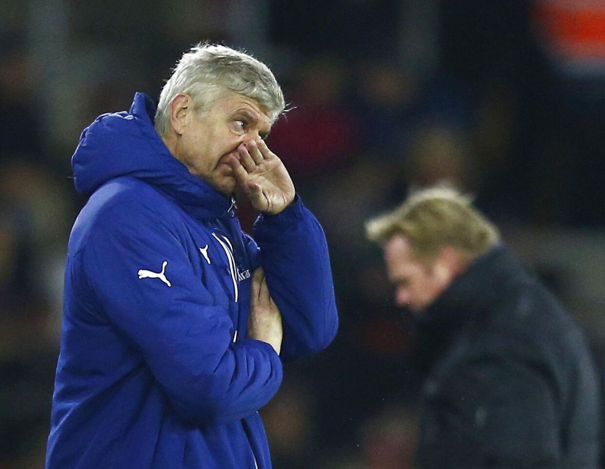 Arsenal manager Arsene Wenger kom torsdag i nærkontakt med en tilskuer under Arsenals 0-2 nederlag til Southampton.
