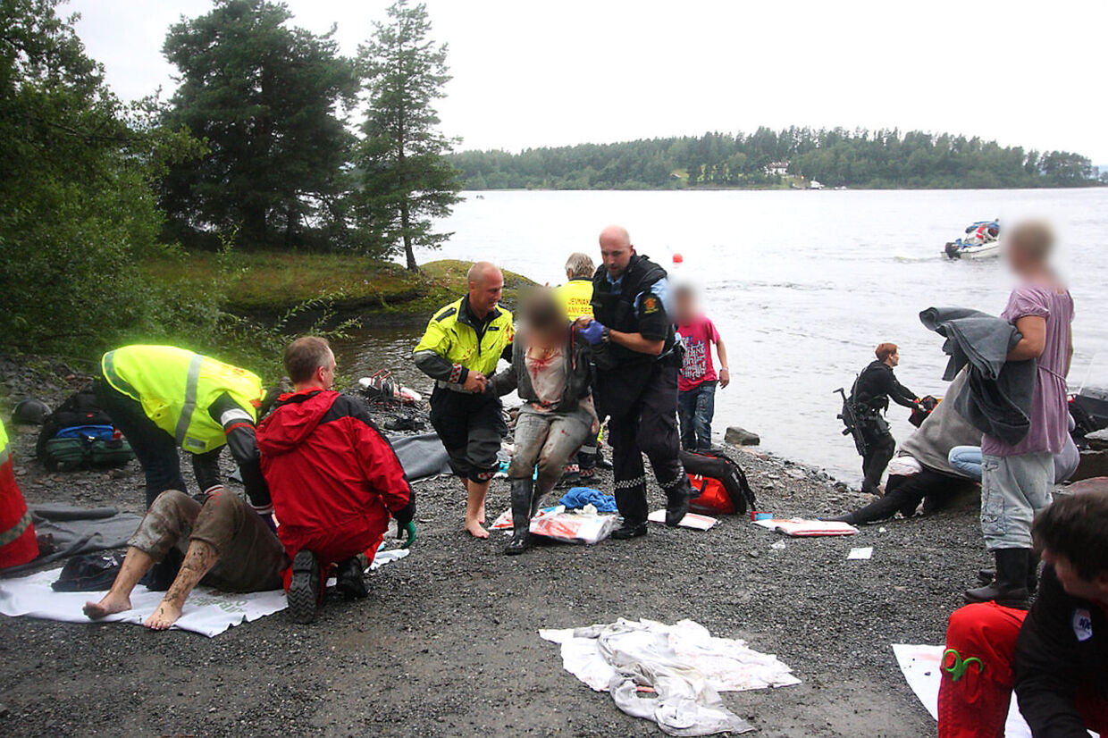 Redderne hjælper de sårede efter massakren på øen Utøya.