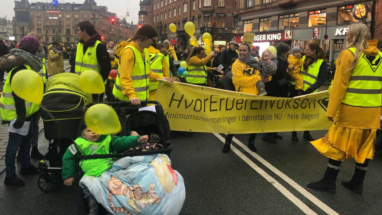 Iført gule t-shirts og med balloner og bannere i hænderne går tusindvis af danskere fredag protestmarch i København.