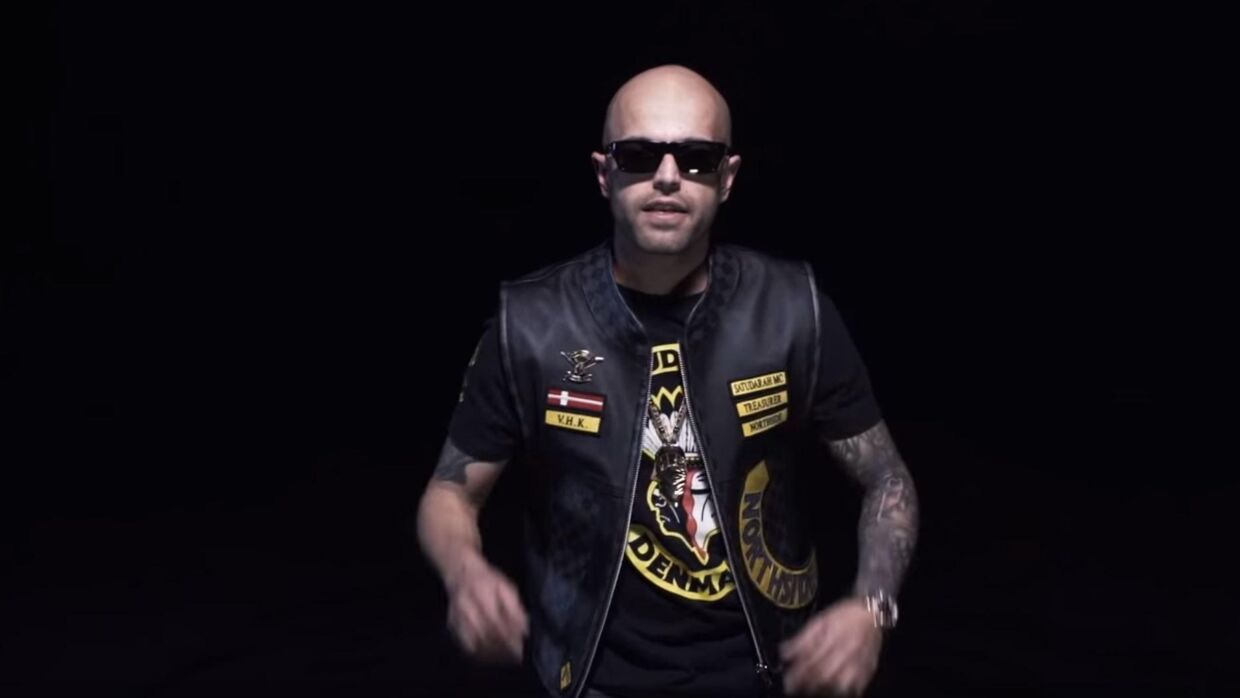 Screenshot fra musikvideoen til sangen 'STTS' med den kendte rapper A'typisk.