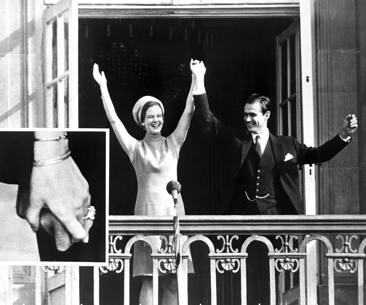 Kronprinsessen og hendes tilkommende på balkonen, efter at deres forlovelse er offentliggjort i 1966.