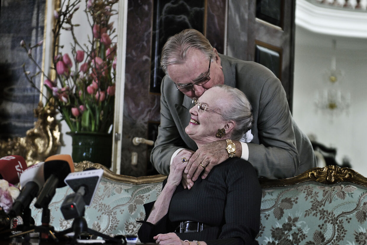 Den dybfølte kærlighed mellem Margrethe og Henrik var åbenlys. Her fanget ved pressemødet i anledning af dronningens 70-års fødselsdag.