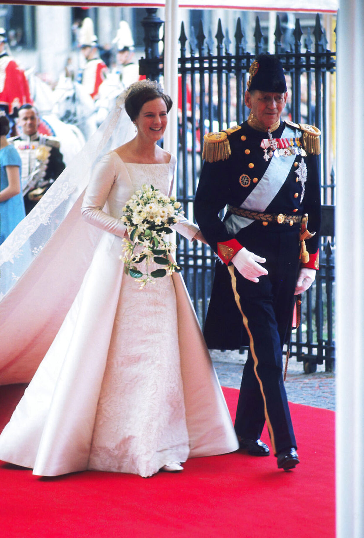 om Dronningens vigtigste kjoler gennem tiden: Én kjole har særlig betydning | BT Royale - www.bt.dk