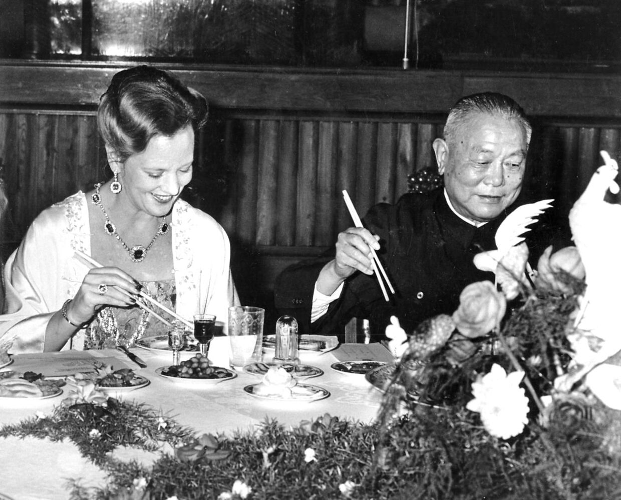 Dronning Margrethe var det første kongelige statsoverhoved, der besøgte Kina. Her spiser hun med pinde sammen med premierminister Li Xiannian ved statsmiddagen i Folkets Store Hal.