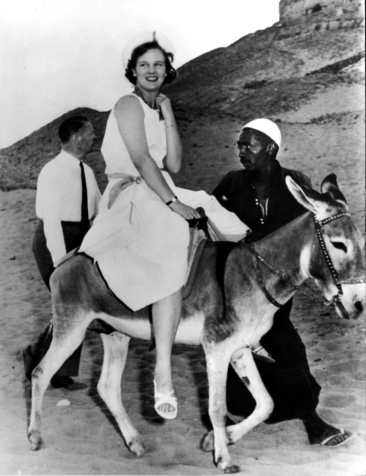 Tronfølger prinsesse Margrethe er i Egypten. Her er hun ude at ride på et æsel.