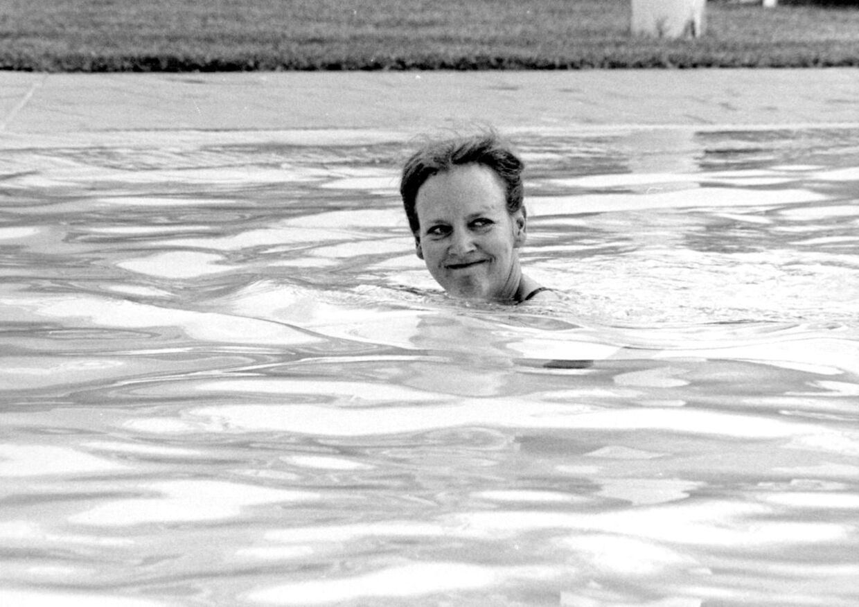 Dronning Margrethe tager sig en svømmetur under en tur til Australien og New Zealand.