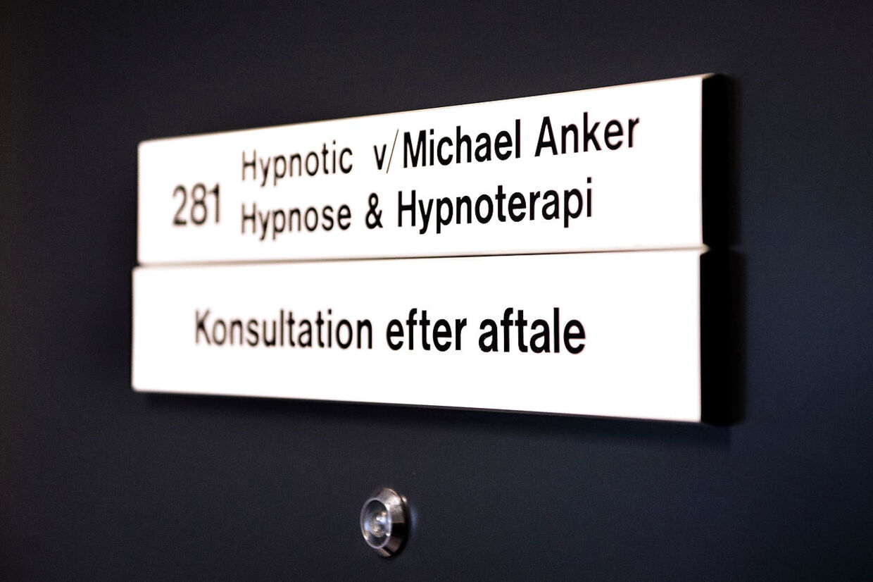 Skiltet på døren til hypnoseklinikken i Rødovre Centrum, hvor talrige kvinder blev voldtaget og blufærdighedskrænket.