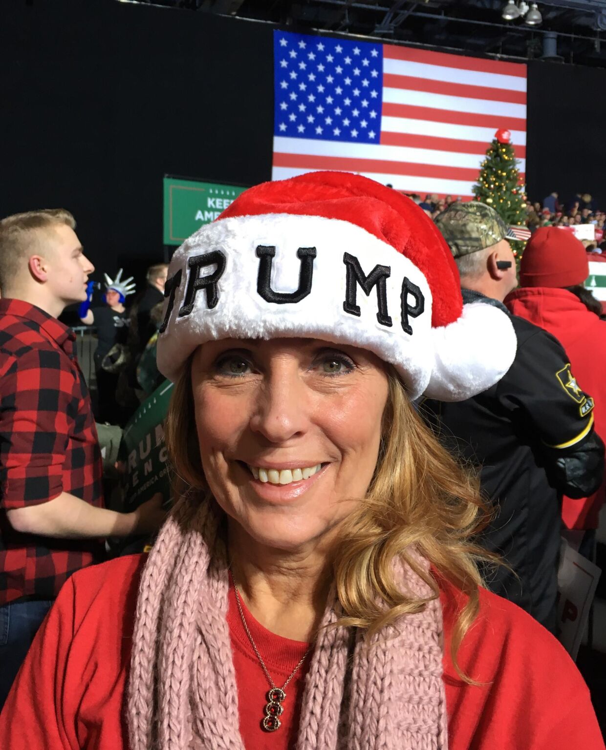 »Det er skønt, at vi kan sige 'Glædelig jul' igen. Trump har bragt julen tilbage,« siger Beatrice fra Rochester Hills. Hun vil helst ikke afsløre sit efternavn – til 'The Fake News'.