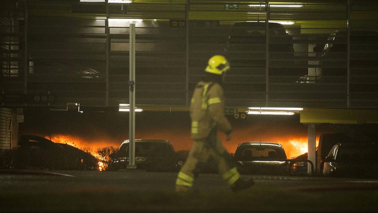 En voldsom brand i et parkeringshus ved Stavanger Lufthavn har stoppet alt flytrafik og fanget flere danskere i venteposition.