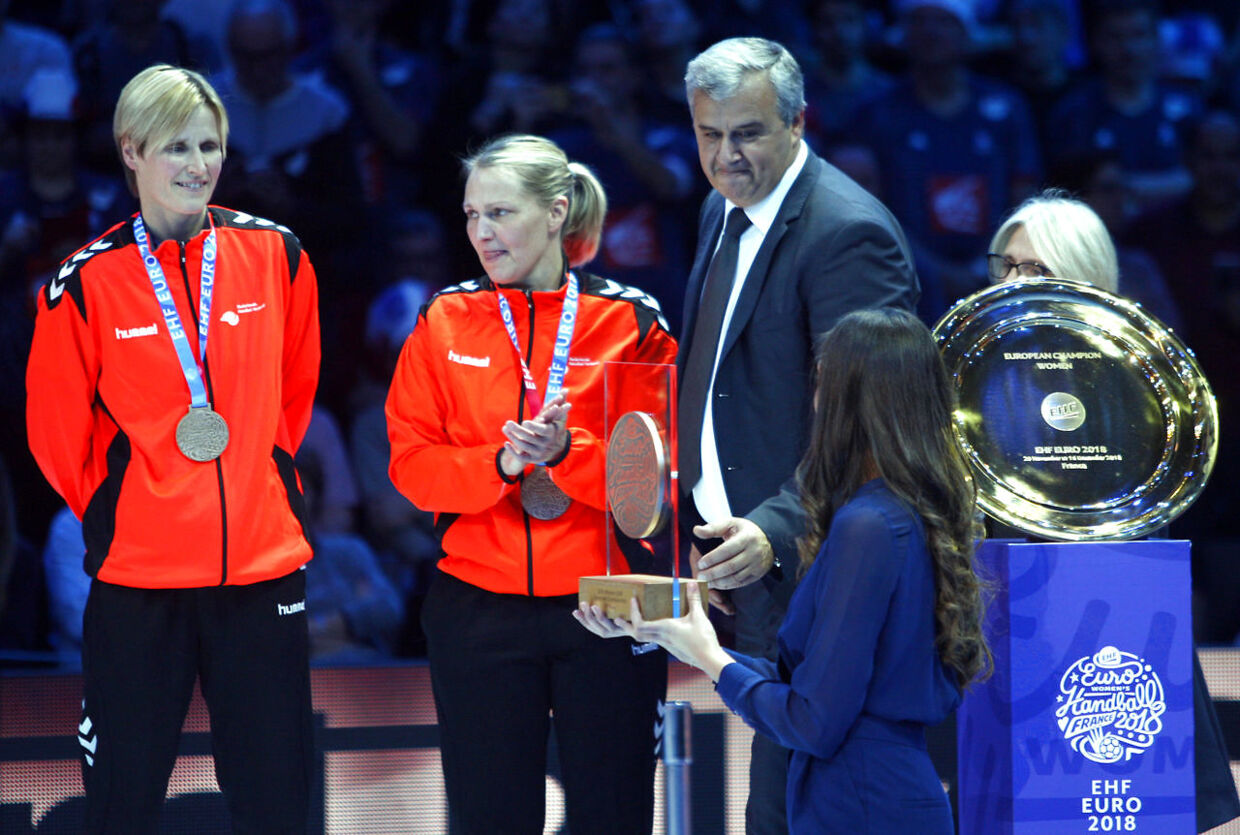 Helle Thomsen, i midten, modtager i rollen som hollandsk landstræner en bronzemedalje efter EM 2018 i Frankrig. Kvinden til venstre på billedet er den tidligere danske landsholdsmålmand Lene Rantala, der dengang også var tilknyttet det hollandske landshold.