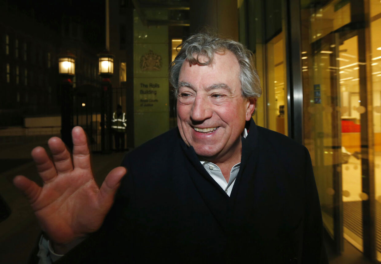 En smilende Terry Jones forlader The Rolls Building i det centrale London i 2012.